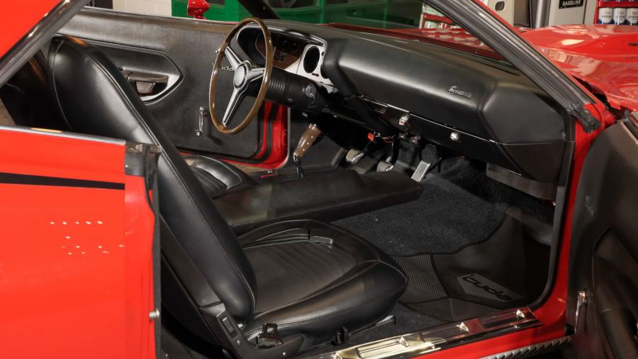 Интерьер Plymouth Hemi 'Cuda (BS23) 1970 года  (фото 8 из 18)